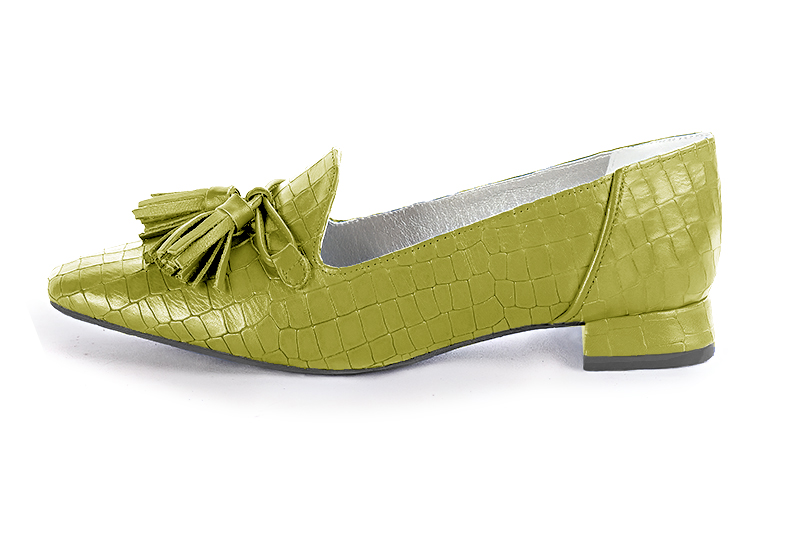 Chaussure femme mocassin : Mocassin femme avec des pompons couleur vert pistache. Talon plat. Talon évasé. Bout carré - Florence KOOIJMAN