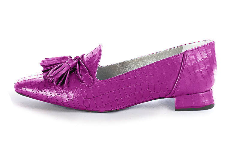 Mocassin femme : Mocassin avec des pompons couleur violet mauve. Bout carré. Talon plat évasé. Vue de profil - Florence KOOIJMAN