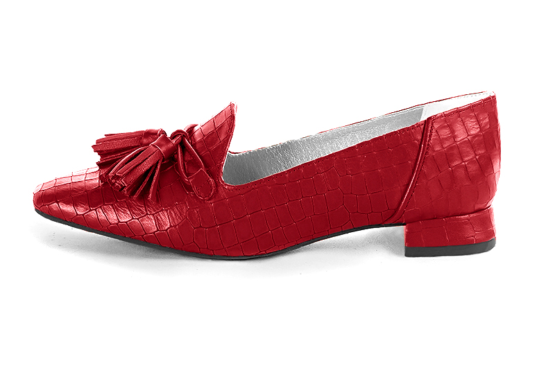 Mocassin femme : Mocassin avec des pompons couleur rouge carmin. Bout carré. Talon plat évasé. Vue de profil - Florence KOOIJMAN