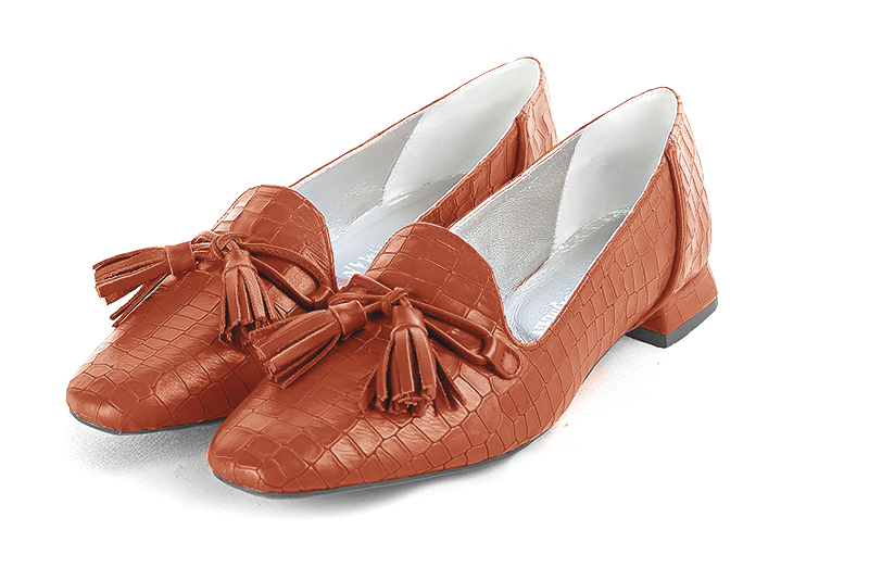 Mocassin femme : Mocassin avec des pompons couleur orange corail. Bout carré. Talon plat évasé Vue avant - Florence KOOIJMAN