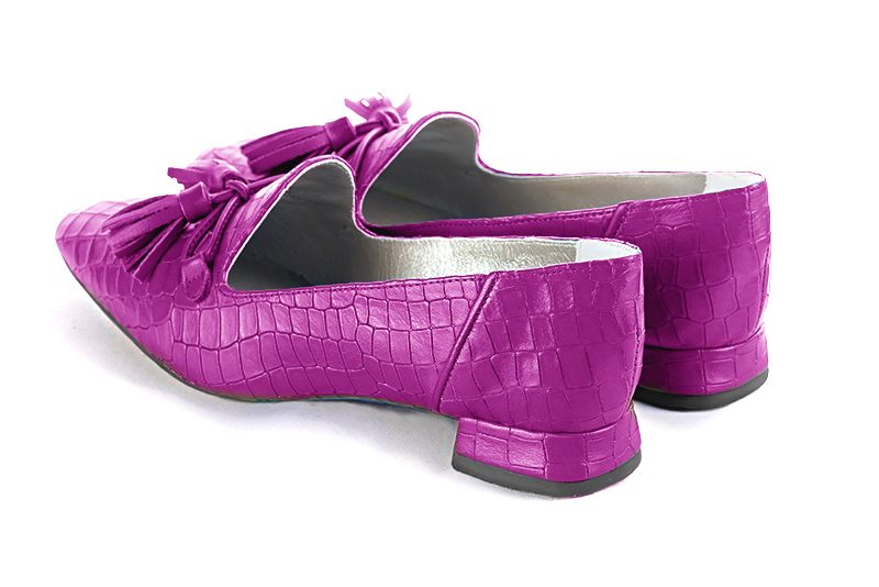 Mocassin femme : Mocassin avec des pompons couleur violet mauve. Bout carré. Talon plat évasé. Vue arrière - Florence KOOIJMAN