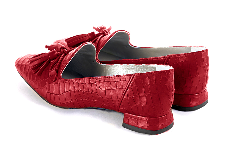 Mocassin femme : Mocassin avec des pompons couleur rouge carmin. Bout carré. Talon plat évasé. Vue arrière - Florence KOOIJMAN