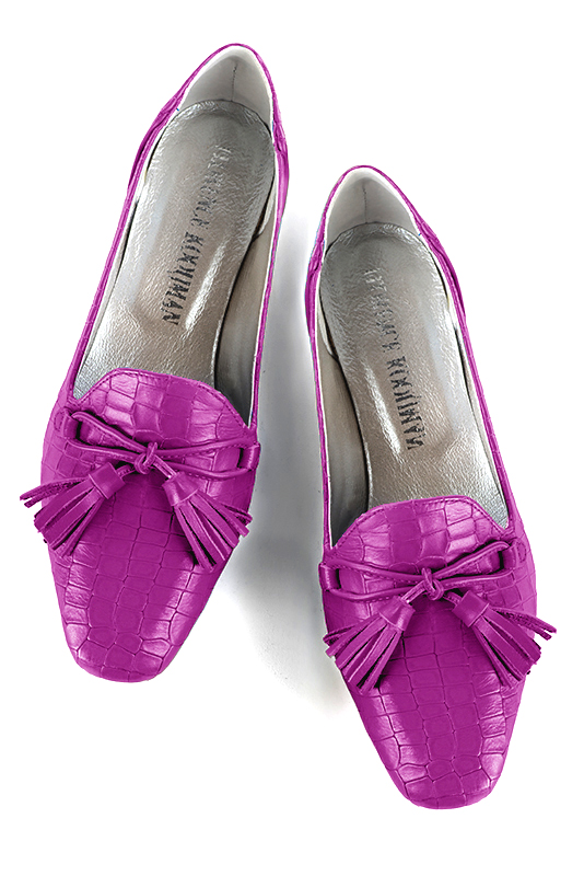 Mocassin femme : Mocassin avec des pompons couleur violet mauve. Bout carré. Talon plat évasé. Vue du dessus - Florence KOOIJMAN