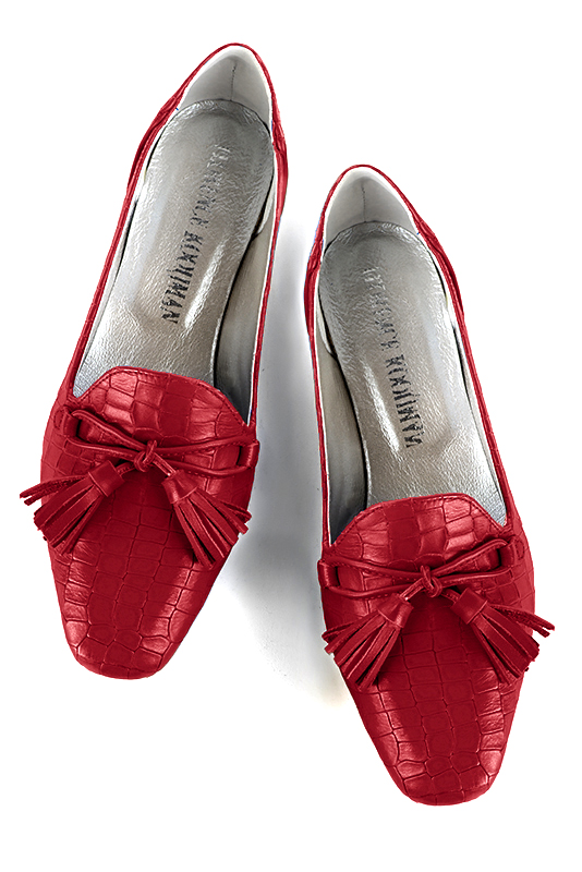 Mocassin femme : Mocassin avec des pompons couleur rouge carmin. Bout carré. Talon plat évasé. Vue du dessus - Florence KOOIJMAN