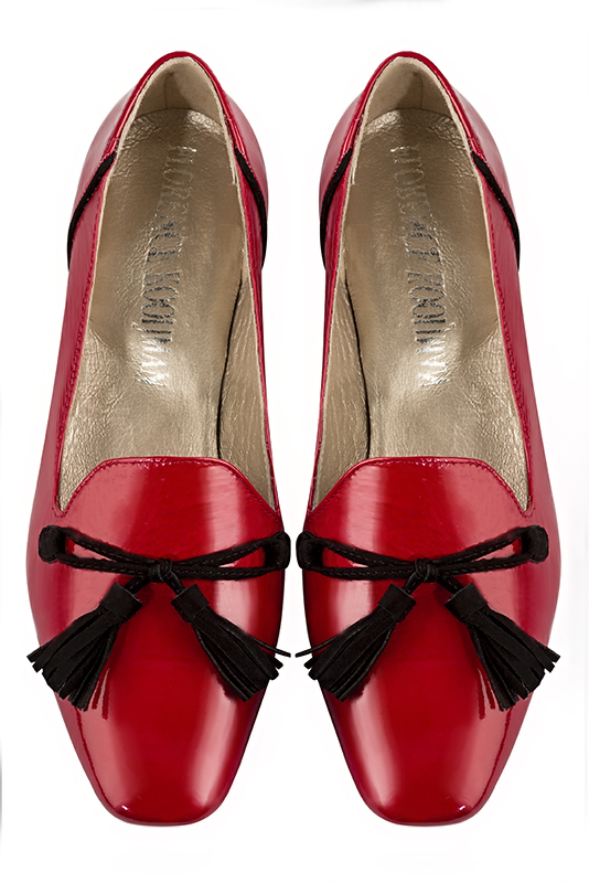 Mocassins élégants et raffinés avec des pompons, coloris rouge coquelicot. Bout carré. Plat. Talon évasé. Personnalisation : Choix des cuirs, des couleurs et des talons. Petites et grandes pointures. - Florence KOOIJMAN