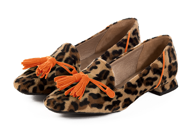 Mocassin femme : Mocassin avec des pompons couleur noir safari. Bout carré. Talon plat évasé Vue avant - Florence KOOIJMAN