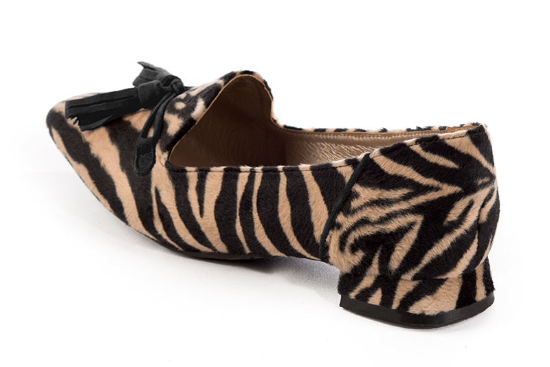 Mocassin femme : Mocassin avec des pompons couleur noir safari. Bout carré. Talon plat évasé. Vue arrière - Florence KOOIJMAN
