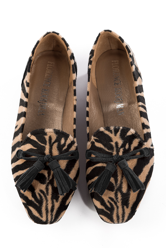 Mocassin femme : Mocassin avec des pompons couleur noir safari. Bout carré. Talon plat évasé. Vue du dessus - Florence KOOIJMAN