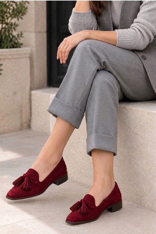 Mocassins habillés femme semelles épaisses en cuir bordeaux à bout carré - Vue porté