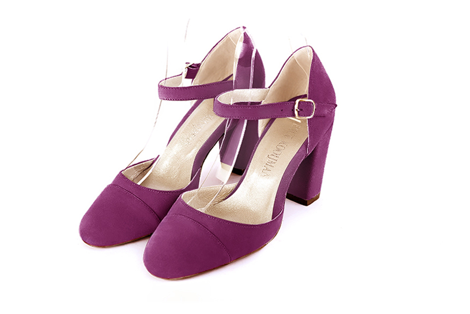 Chaussures bride cou-de-pied femme ouvertes sur les côtés violet myrtille. Bout rond. Talon bottier de 8.5 cm - Vue avant