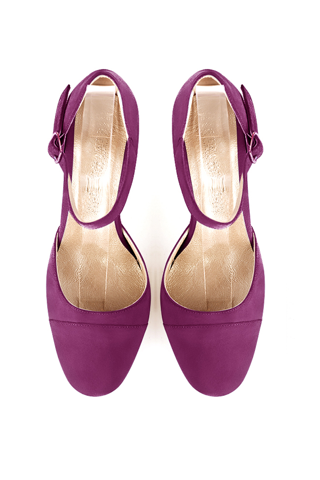 Chaussures bride cou-de-pied femme ouvertes sur les côtés violet myrtille. Bout rond. Talon bottier de 8.5 cm - Vue du dessus