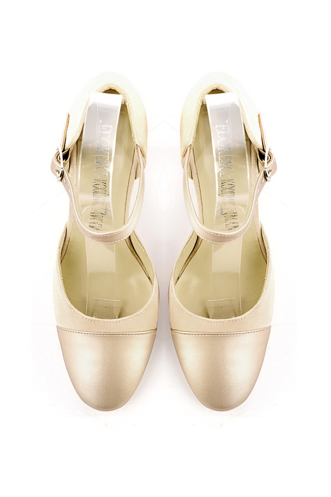 Chaussures bride cou-de-pied femme ouvertes sur les côtés or et blanc ivoire. Bout rond. Talon bottier de 8.5 cm - Vue du dessus