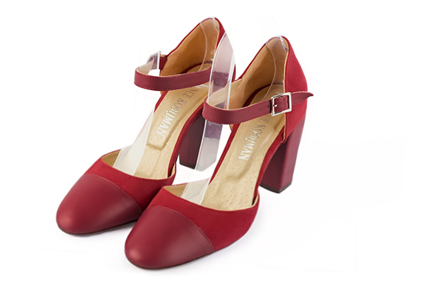 Chaussure femme à brides : Chaussure côtés ouverts bride cou-de-pied couleur rouge carmin. Bout rond. Talon haut bottier Vue avant - Florence KOOIJMAN