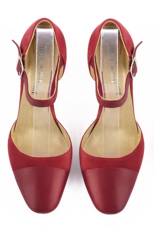 Chaussure femme à brides : Chaussure côtés ouverts bride cou-de-pied couleur rouge carmin. Bout rond. Talon haut bottier. Vue du dessus - Florence KOOIJMAN