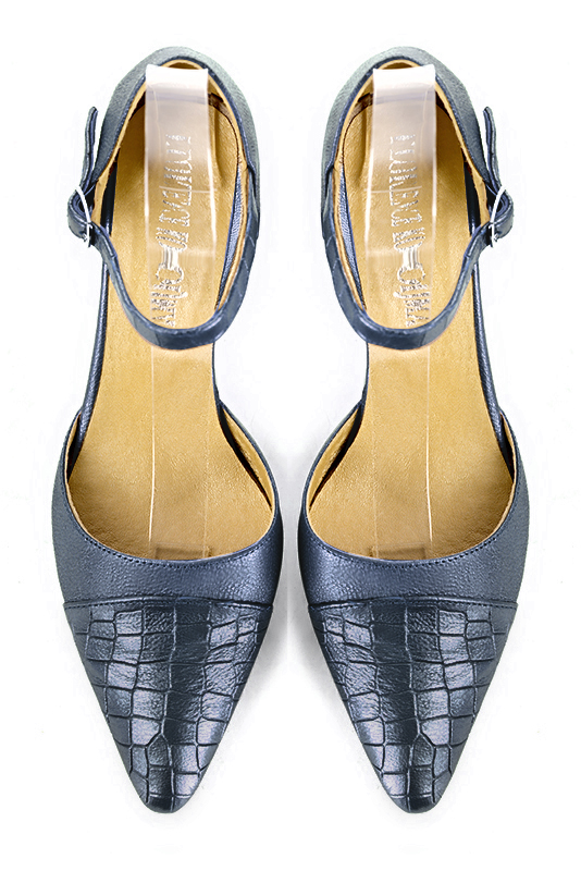 Chaussure femme à brides : Chaussure côtés ouverts bride cou-de-pied couleur bleu denim. Bout effilé. Talon haut virgule. Vue du dessus - Florence KOOIJMAN