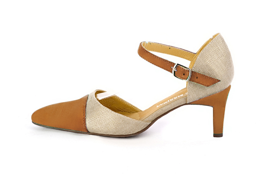 Chaussures bride cou-de-pied femme ouvertes sur les côtés beige camel et or. Bout effilé. Talon virgule de 6.5 cm - Vue de profil