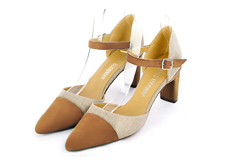 Chaussures bride cou-de-pied femme ouvertes sur les côtés beige camel et or. Bout effilé. Talon virgule de 6.5 cm - Vue avant