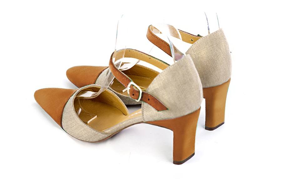 Chaussures bride cou-de-pied femme ouvertes sur les côtés beige camel et or. Bout effilé. Talon virgule de 6.5 cm - Vue arrière