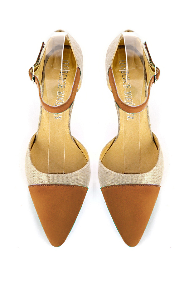 Chaussures bride cou-de-pied femme ouvertes sur les côtés beige camel et or. Bout effilé. Talon virgule de 6.5 cm - Vue du dessus