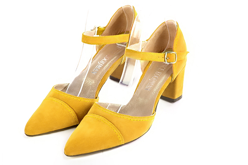 Chaussure femme côtés ouverts : Chaussure femme ouverte sur les côtés bride cou-de-pied couleur jaune soleil. Talon mi-haut à haut. Talon bottier. Bout effilé - Florence KOOIJMAN