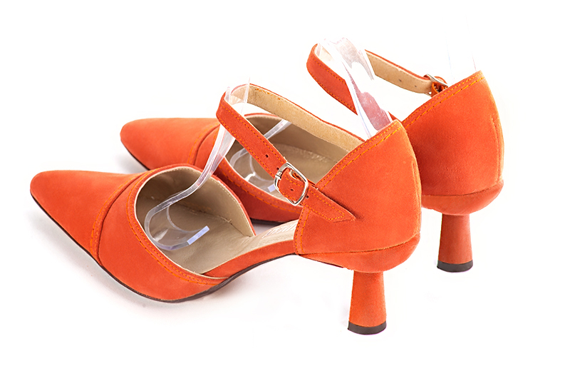 Chaussure femme à brides : Chaussure côtés ouverts bride cou-de-pied couleur orange clémentine. Bout effilé. Talon mi-haut bobine. Vue arrière - Florence KOOIJMAN
