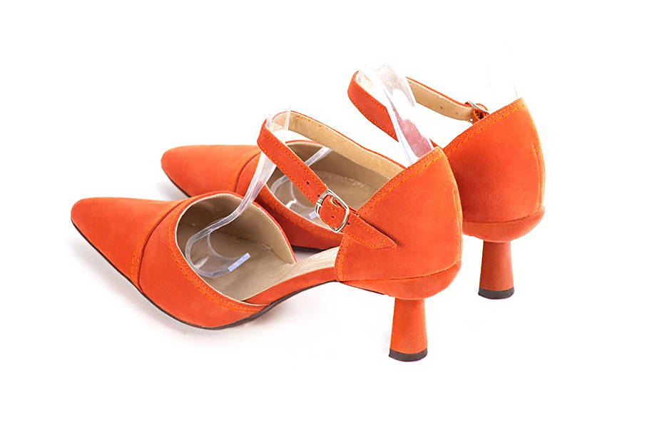 Chaussures bride cou-de-pied femme ouvertes sur les côtés orange clémentine. Bout effilé. Talon bobine de 6 cm - Vue arrière