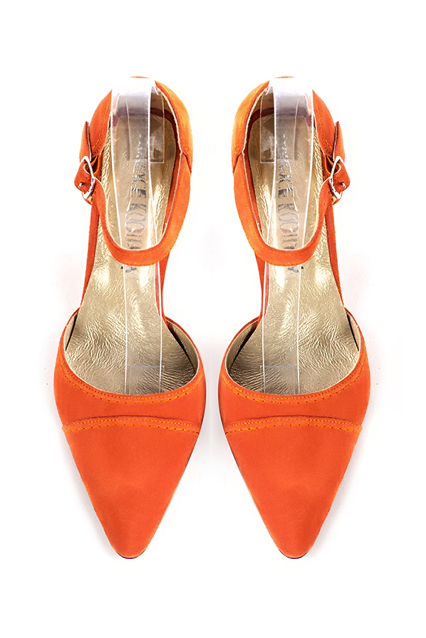 Chaussures bride cou-de-pied femme ouvertes sur les côtés orange clémentine. Bout effilé. Talon bobine de 6 cm - Vue du dessus