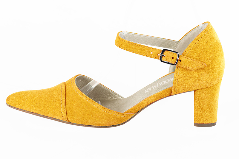 Chaussure femme à brides : Chaussure côtés ouverts bride cou-de-pied couleur jaune soleil. Bout effilé. Talon mi-haut bottier. Vue de profil - Florence KOOIJMAN