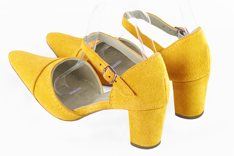 Chaussure femme à brides : Chaussure côtés ouverts bride cou-de-pied couleur jaune soleil. Bout effilé. Talon mi-haut bottier. Vue arrière - Florence KOOIJMAN