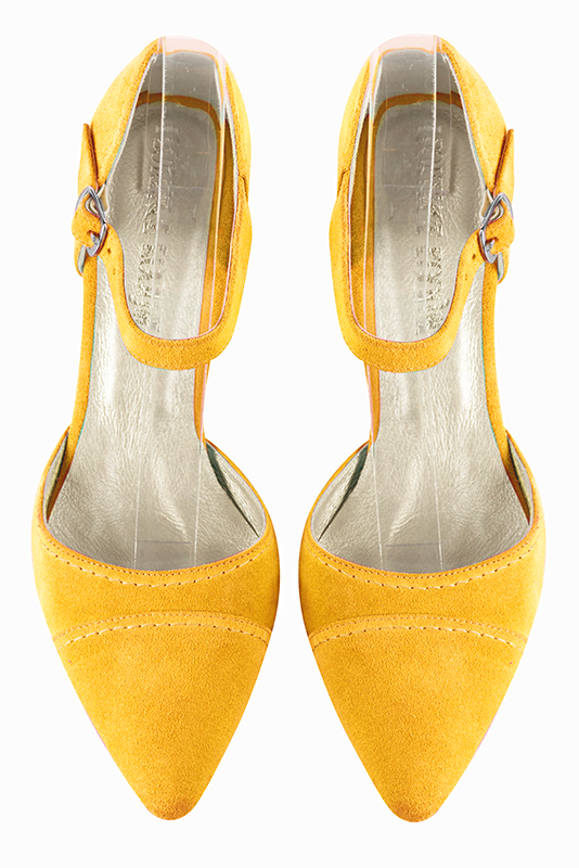 Chaussure femme à brides : Chaussure côtés ouverts bride cou-de-pied couleur jaune soleil. Bout effilé. Talon mi-haut bottier. Vue du dessus - Florence KOOIJMAN