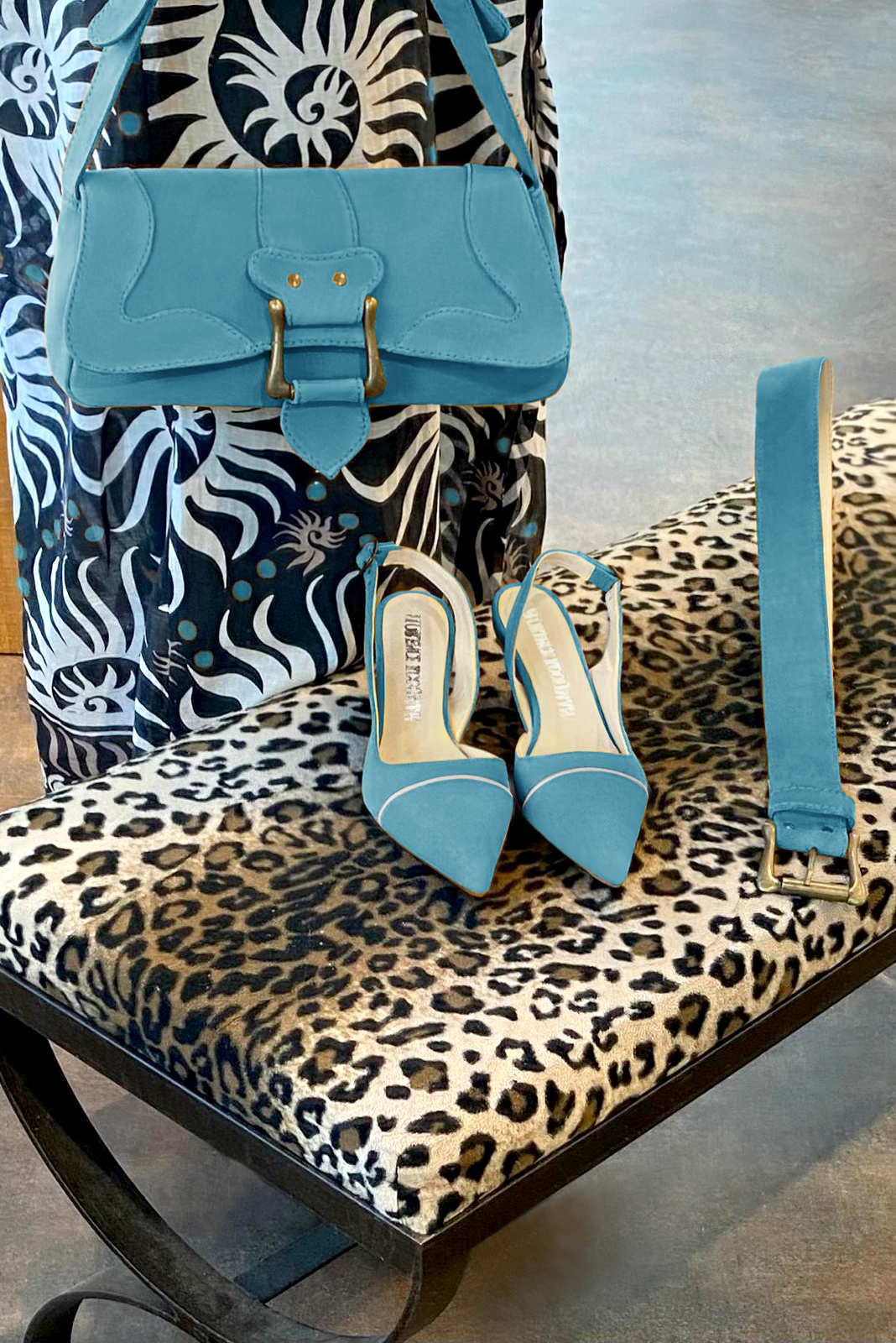 Petit sac baguette habillé femme en cuir bleu canard - Vue porté