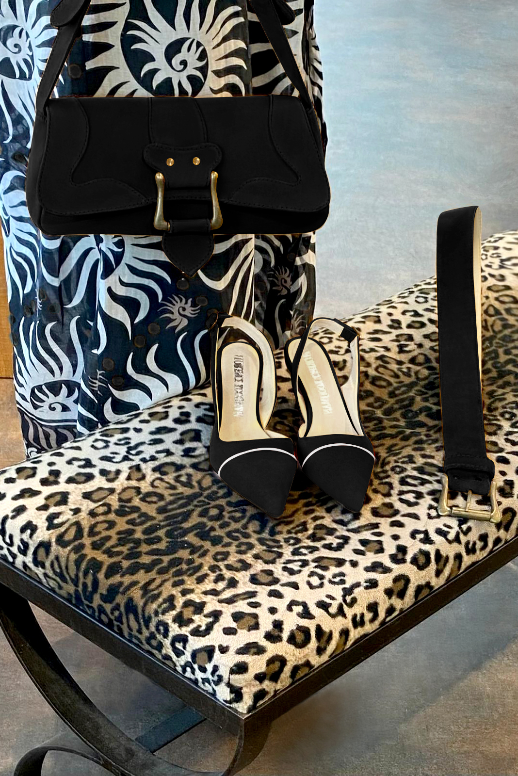 Petit sac baguette habillé femme en cuir noir mat - Vue porté