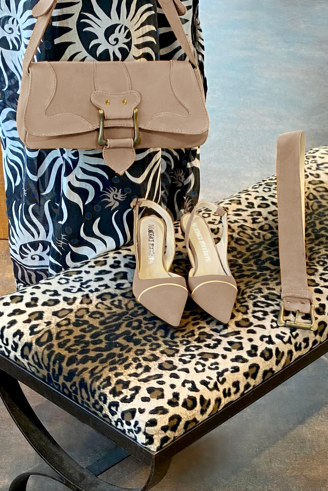 Petit sac baguette habillé femme en cuir beige sahara - Vue porté