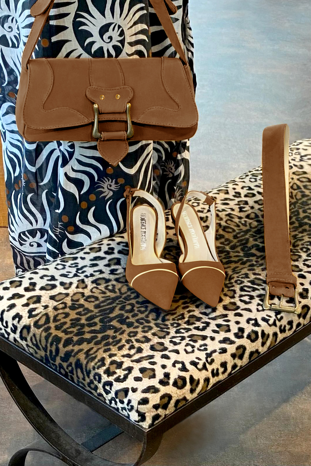 Petit sac baguette habillé femme en cuir marron caramel - Vue porté