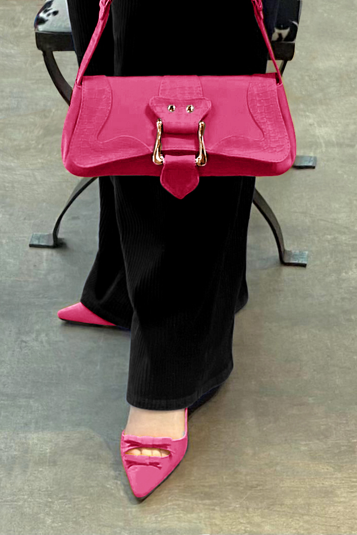 Petit sac baguette habillé femme en cuir rose fuchsia - Vue porté