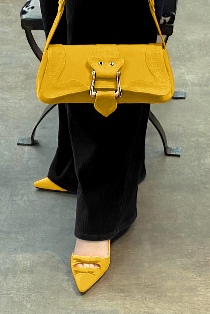 Petit sac baguette habillé femme en cuir jaune - Vue porté