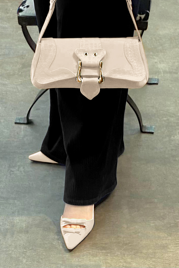 Petit sac baguette habillé femme en cuir beige vanille - Vue porté