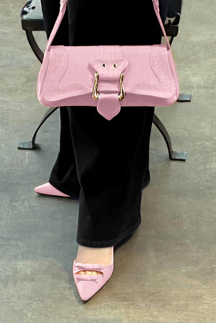Petit sac baguette habillé femme en cuir rose pâle - Vue porté