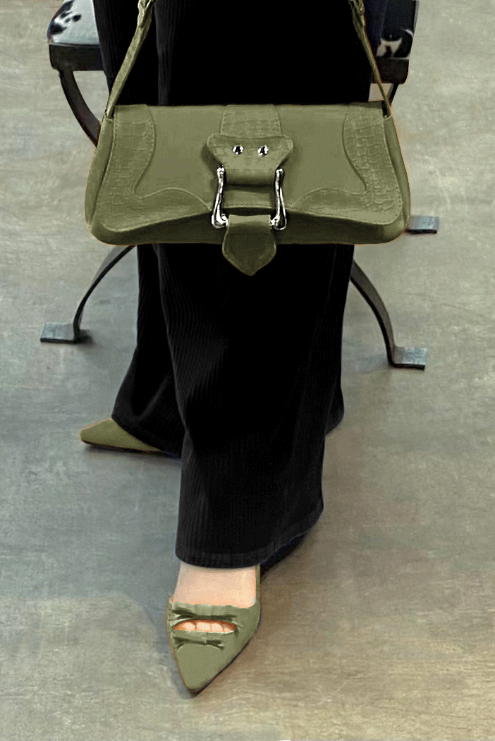 Petit sac baguette habillé femme en cuir vert kaki - Vue porté