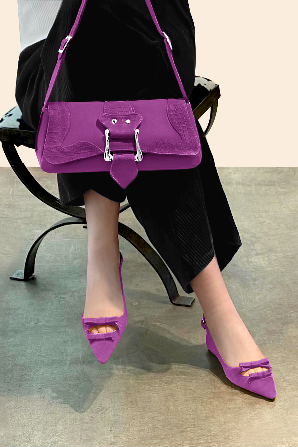 Petit sac baguette habillé femme en cuir violet mauve - Vue porté