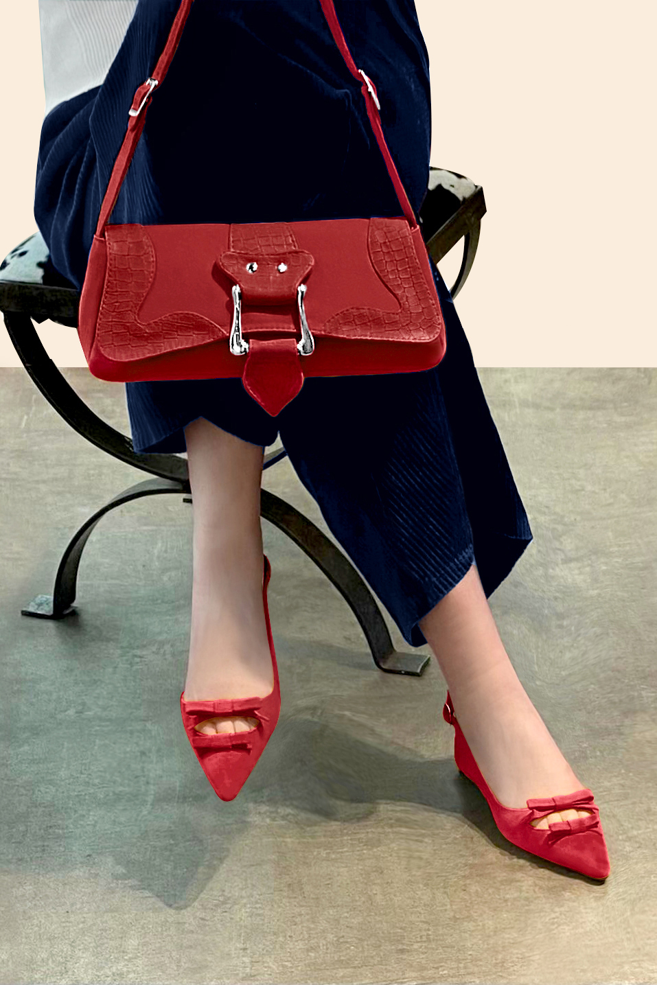 Petit sac baguette habillé femme en cuir rouge coquelicot - Vue porté