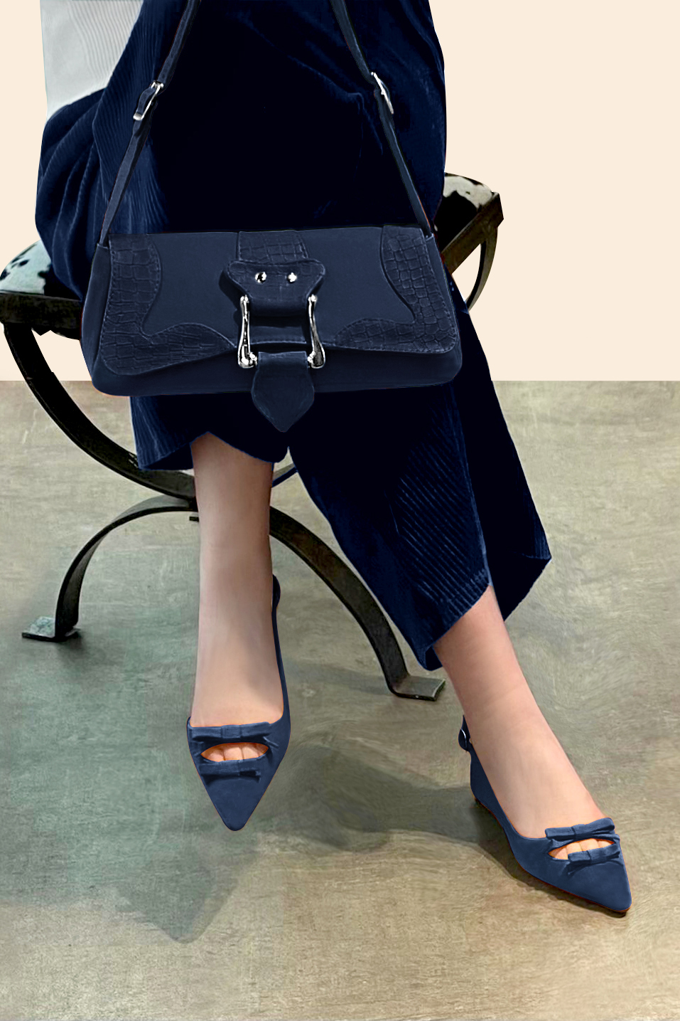 Petit sac baguette habillé femme en cuir bleu marine - Vue porté