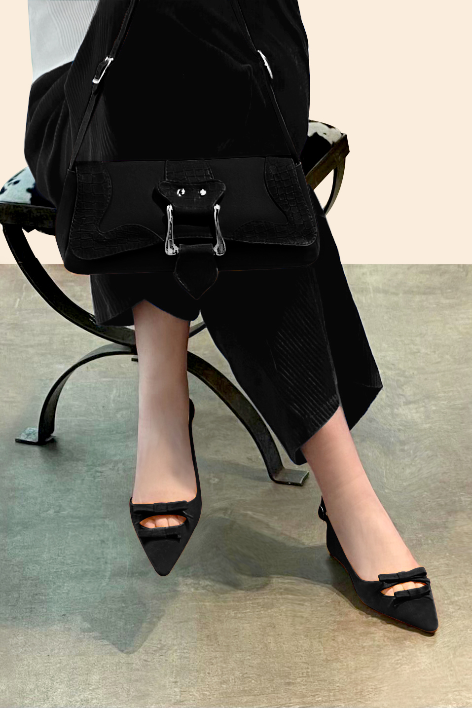 Petit sac baguette habillé femme en cuir noir satiné - Vue porté