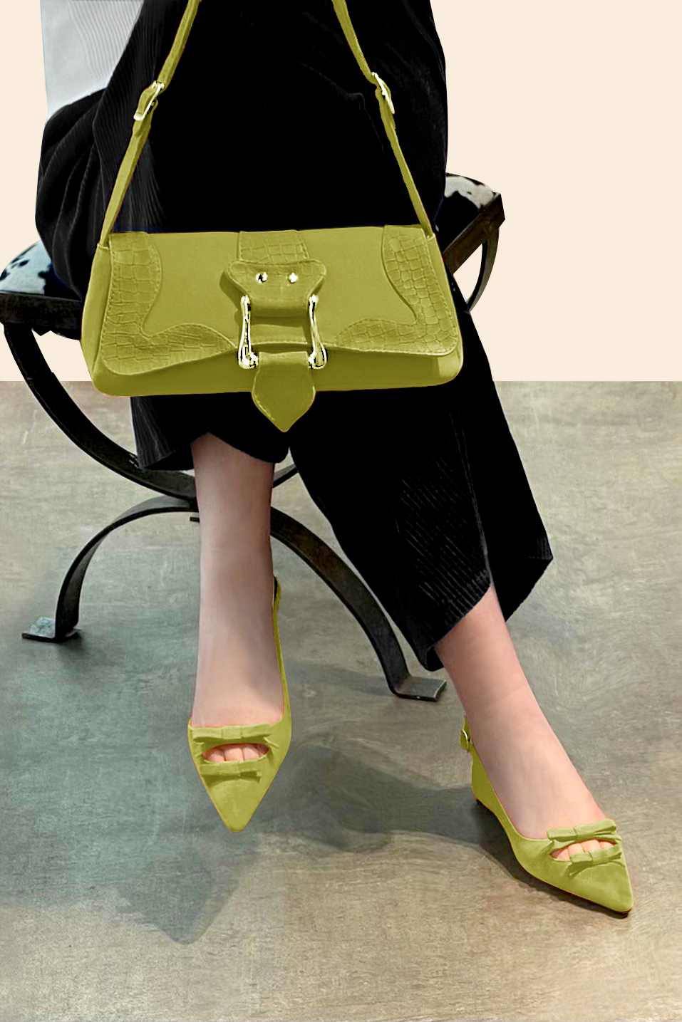 Petit sac baguette habillé femme en cuir vert pistache - Vue porté