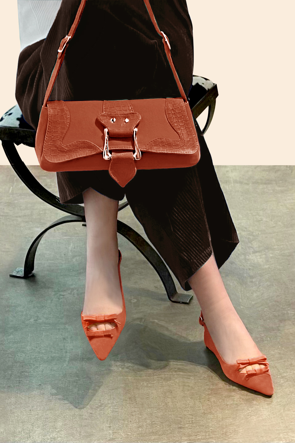Petit sac baguette habillé femme en cuir orange corail - Vue porté