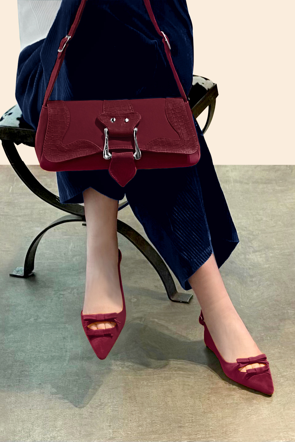 Petit sac baguette habillé femme en cuir rouge bordeaux - Vue porté