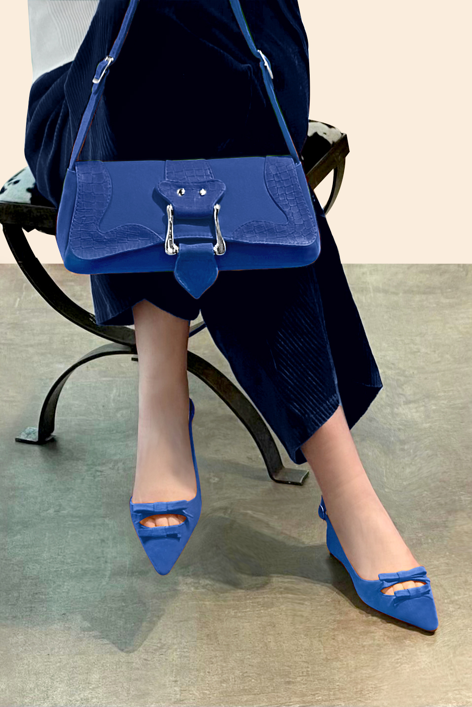 Petit sac baguette habillé femme en cuir bleu électrique - Vue porté