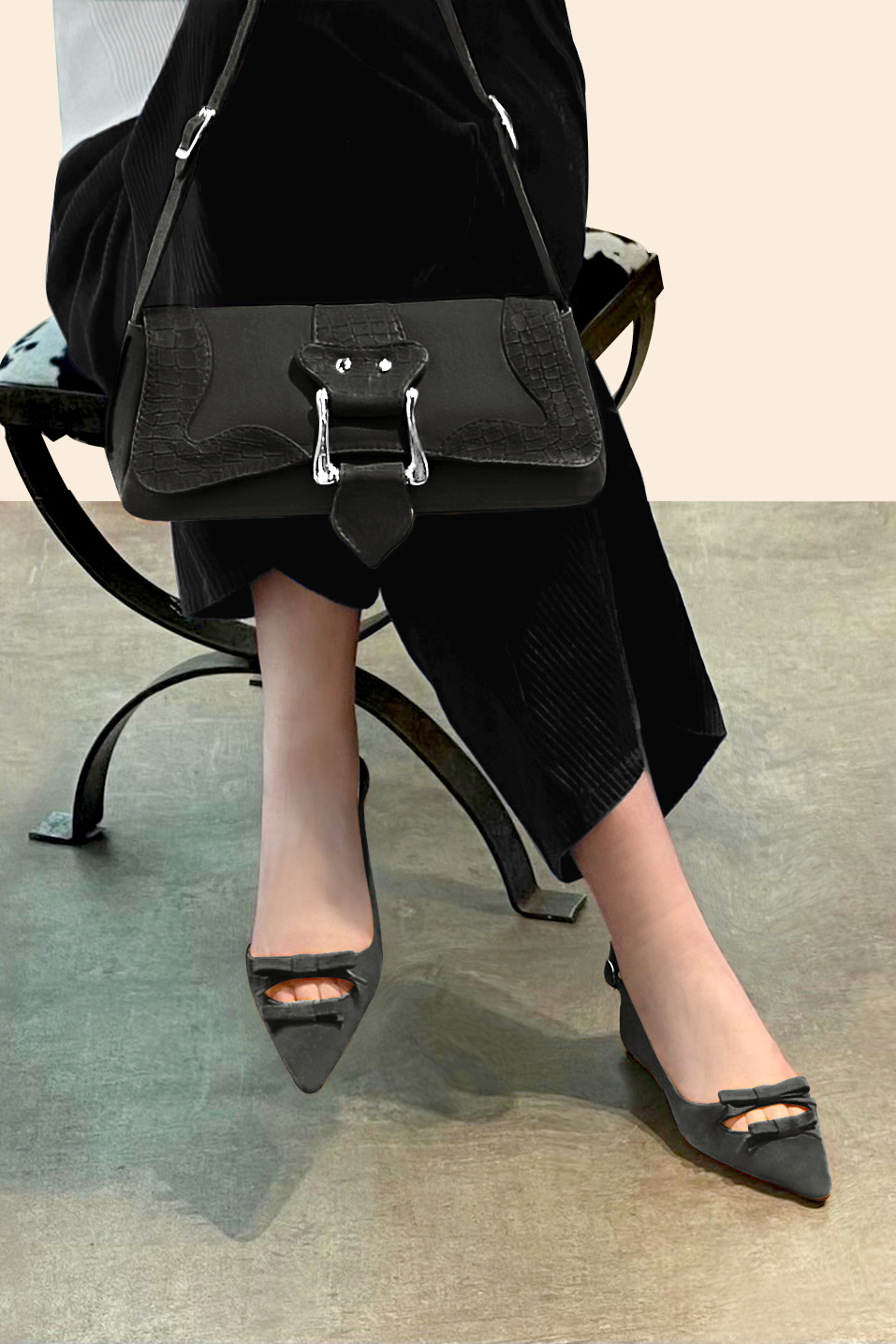 Petit sac baguette habillé femme en cuir gris acier - Vue porté