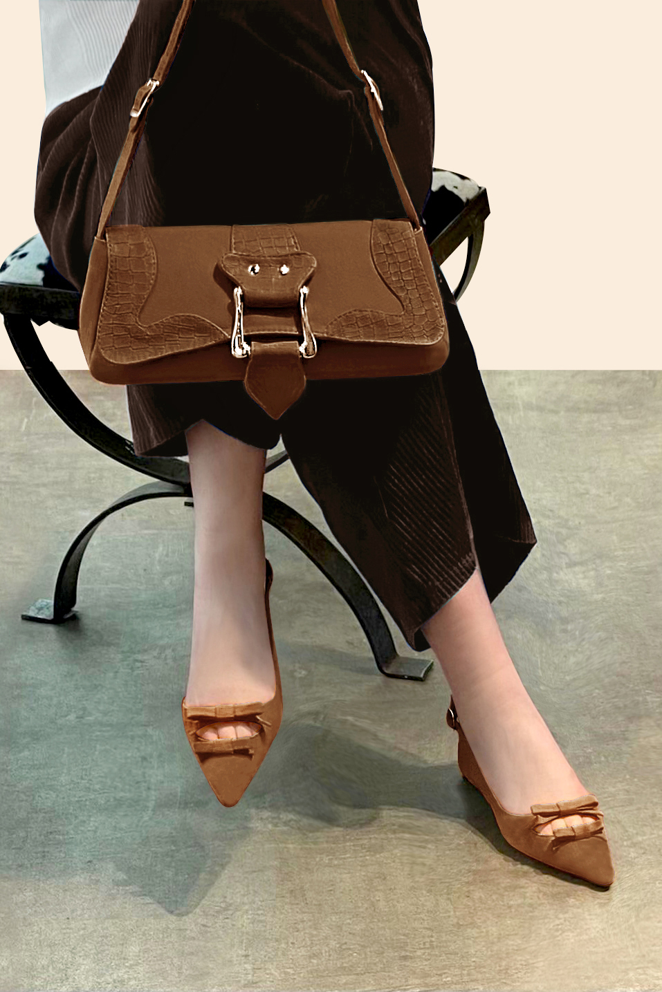 Petit sac baguette habillé femme en cuir marron caramel - Vue porté
