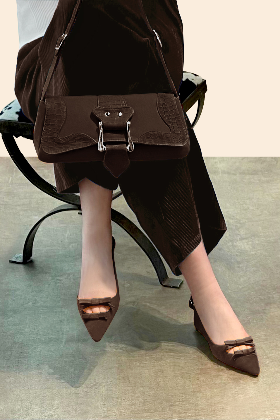 Petit sac baguette habillé femme en cuir marron ébène - Vue porté